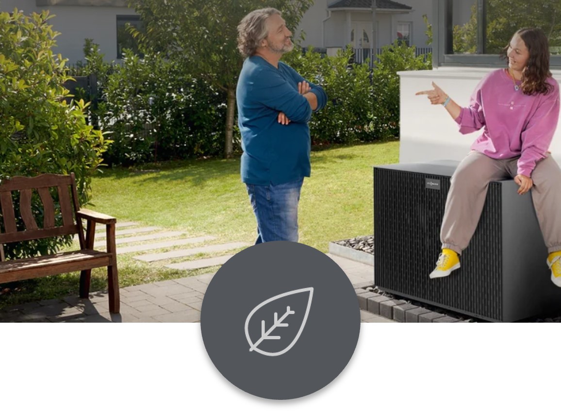Wärmepumpe Ein Mann und seine Tochter stehen im Garten, während das Mädchen auf einer Wärmepumpe sitzt.